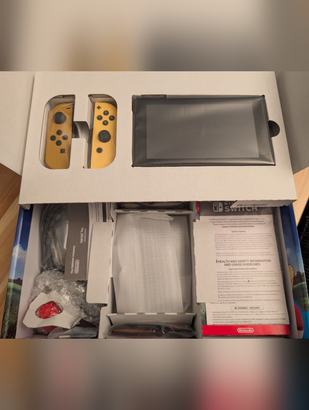Nintendo Switch Let's Go Pikachu Edition Bundle - Picture 4 of 4